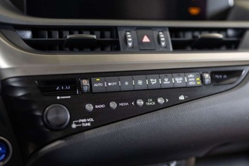 Lexus ES VII (XV70) 2019 Lexus ES 300h Elegance 2.5 Hybryda 178KM, zdjęcie 18