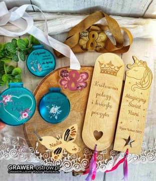 Зеркало с женским принтом