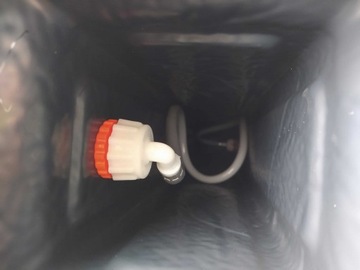 Водопроводный кран, садовый столб, гидрант-цистерна