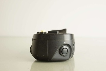 Многофункциональный аккумуляторный блок Nikon MB-D10