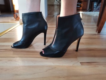 Skorzane botki wyciete palceGuess r.39