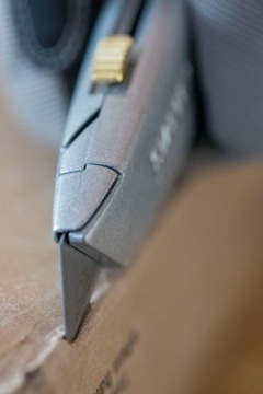 МЕТАЛЛИЧЕСКИЙ НОЖ С ТРАПЕЦЕИДАЛЬНЫМ ЛЕЗВИЕМ И 8 ЛЕЗВИЯМИ