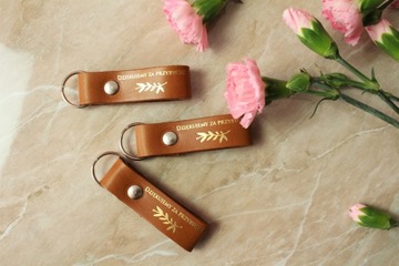 200 рекламных брелоков Кожаный брелок «ВАШ ЛОГОТИП» с тиснением в упаковке