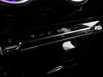 Mercedes Klasa A W177/V177 2020 Mercedes A 180 amg line automat virtual navi, zdjęcie 29