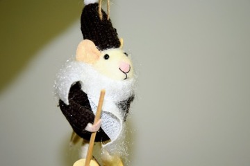 УКРАШЕНИЕ ДЛЯ РОЖДЕСТВЕНСКОЙ ЕЛКИ МЫШКА ЛЫЖИ ЧЕРНО-БЕЛАЯ 11 СМ