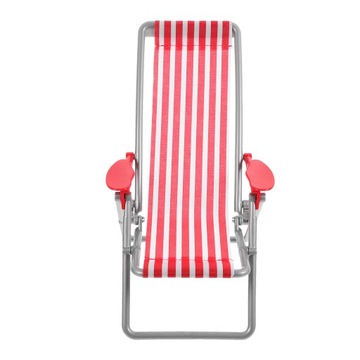 Symulowany model domku dla lalek na krześle plażowym