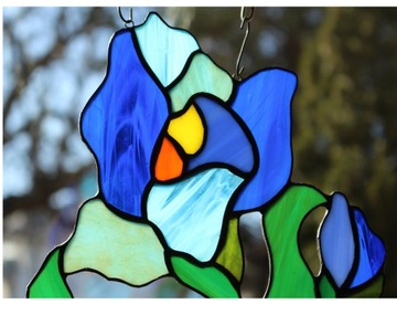 Витражный цветок Модерн Ирис Синий на окне