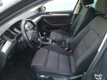 Volkswagen Passat B8 Variant 2.0 TDI BlueMotion SCR 150KM 2018 Volkswagen Passat 2.0 TDI 150KM Klimtron Navi, zdjęcie 17