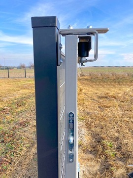 Оцинкованный кронштейн направляющего ролика для откатных ворот