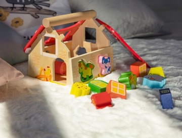 DREWNIANY SORTER KSZTAŁTÓW 12 KLOCKÓW FARMA DOMEK DLA DZIECI +12m ECOTOYS
