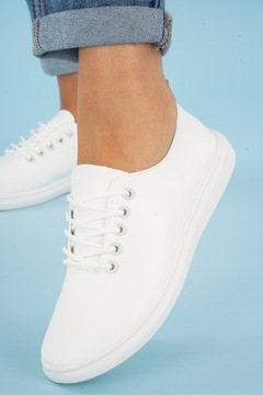 Белые кожаные женские кроссовки на шнуровке Activ 38