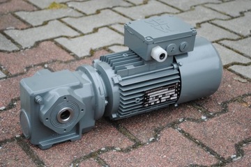 Motoreduktor kątowy 0.55kw. 54obr. z hamulcem. SEW