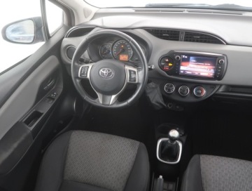 Toyota Yaris III Hatchback 5d Facelifting 1.33 Dual VVT-i 99KM 2015 Toyota Yaris 1.33 Dual VVT-i, Salon Polska, Klima, zdjęcie 6