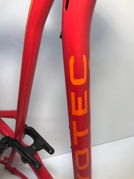 VOTEC VXS красная рамка. Размер XL/51см.