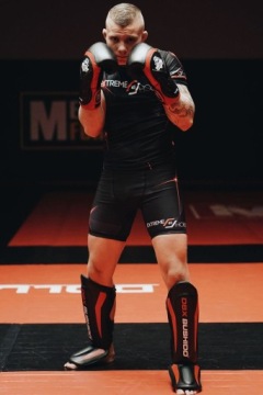 Боксерские перчатки весом 10 унций с системой защиты запястий