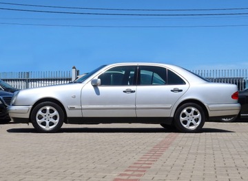 Mercedes Klasa E W210 1998 Mercedes E240 V6 aut Elegance 160000km Skóra Hak Grzane fotele 2xParktronik, zdjęcie 4