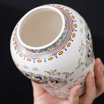 Красивая декоративная фарфоровая банка с глазурью.