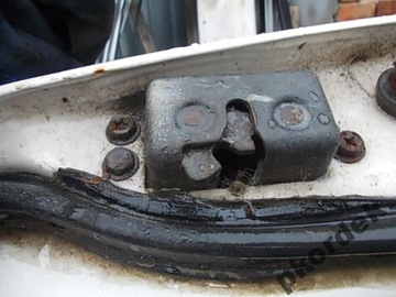 Nissan Patrol K260 rygiel klapy prawy