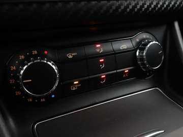 Mercedes GLA I Off-Roader Facelifting 1.6 180 122KM 2019 Mercedes GLA 180 navi klima grzane fotele czujniki, zdjęcie 26