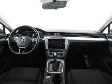 Volkswagen Passat B8 Variant 1.4 TSI BlueMotion Technology ACT 150KM 2017 Volkswagen Passat DSG navi kamera i czujniki, zdjęcie 14