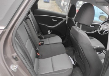 Hyundai i30 II 2015 Hyundai i30 2015r. 1.6 CRDI. Uszkodzony tyl i lekko lewy przod. Jezdzi., zdjęcie 8