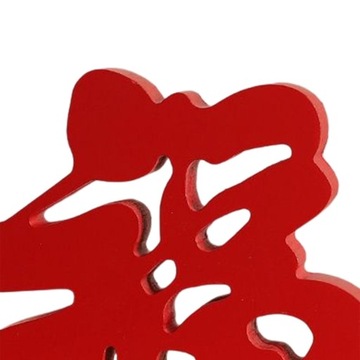 Традиционное китайское украшение счастья. Красный персонаж Фу. Резьба по дереву.