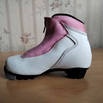 РАЗМЕР ДЕТСКОЙ БЕГОВОЙ ЛЫЖНОЙ ОБУВИ ALPINA. тридцать