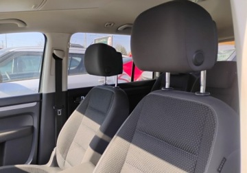 Volkswagen Touran II 1.6 TDI 105KM 2012 Volkswagen Touran 2012r, 1.6 TDI. Lekko przetarte boki. Jezdzi. 1.6 Diesel, zdjęcie 8