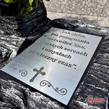 Декоративный вазон на могилу в виде камня из пенопласта с ламинатом серебристого цвета.