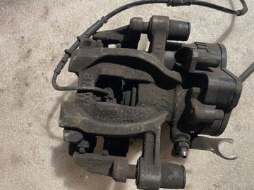 BMW 2 F46 ZADNÍ TŘMEN BRZDOVÝ