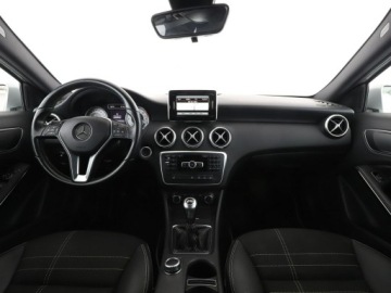 Mercedes Klasa A W176 Hatchback 5d Facelifting 180 d 109KM 2015 Mercedes A 180 A180 CDI Urban Klimatyzacja, zdjęcie 14