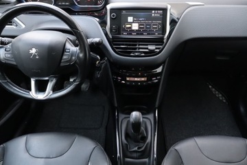 Peugeot 2008 I SUV Facelifting 1.2 PureTech 110KM 2017 Peugeot 2008 1.2 PureTech, Salon Polska, zdjęcie 11