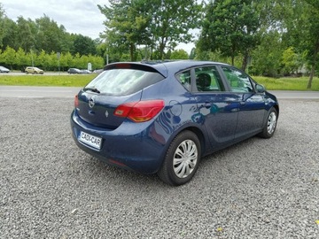 Opel Astra J Hatchback 5d 1.6 Twinport ECOTEC 115KM 2010 Opel Astra Książka serwisowa., zdjęcie 3