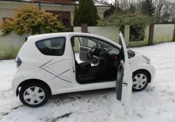 Toyota Aygo I Hatchback 3d 1.0 VVT-i 68KM 2010 Toyota Aygo mala tania niezawodna BEZ RDZY klima Benzyna 68KM, zdjęcie 9