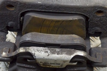 BMW 3 F30 330E PŘEDNÍ PRAVÝ TŘMEN BRZDOVÝ Z BRZDOVÉ DESTIČKY 6857688 185KW 2016