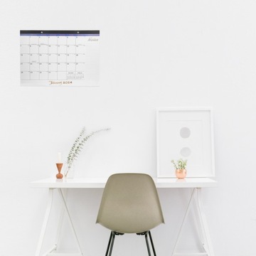 Календари, висящие на стене, английский кал.