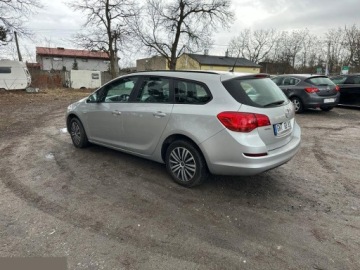 Opel Astra J Sports Tourer 1.7 CDTI ECOTEC 110KM 2011 Opel Astra 1.7 CDTI Caravan DPF Selection 110KM 2011r, zdjęcie 9