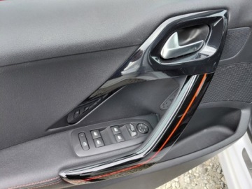 Peugeot 208 I Hatchback 5d Facelifting 1.2 PureTech 110KM 2016 Peugeot 208 GT Line Kamera Klimatronik PDC Sensor Alu 1.2 Benzyna 110KM, zdjęcie 10