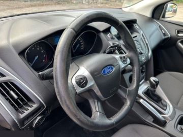 Ford Focus III Hatchback 5d 1.0 EcoBoost 100KM 2013 Ford Focus 1.0 EcoBoost Start-Stopp-System Champions Edition 100KM 2013r, zdjęcie 14