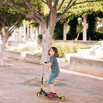 Складной, легкий алюминиевый самокат для детей.