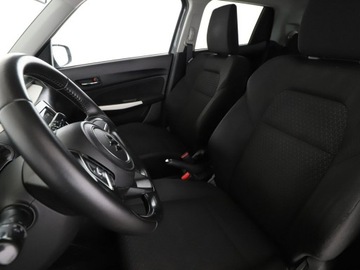 Suzuki Swift VI Hatchback 1.2 DualJet 90KM 2018 Suzuki Swift grzane fotele klima, zdjęcie 12