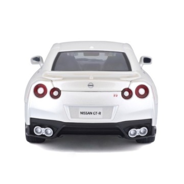 Nissan GT-R 1:24 модель Bburago 18-21082 белый