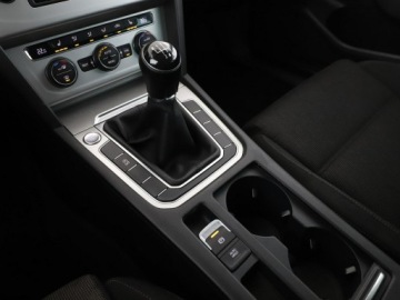 Volkswagen Passat B8 Variant 1.4 TSI BlueMotion Technology ACT 150KM 2016 Volkswagen Passat Comfortline 150KM navi PDC, zdjęcie 26