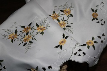 Elegancki obrusik w wyszywane margaretki
