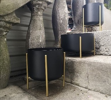 ЦВЕТОЧНЫЙ ГОРШОК, МЕТАЛЛИЧЕСКАЯ КРЫШКА, ПОДСТАВКА ДЛЯ ЦВЕТОВ, ЧЕРНЫЙ