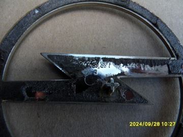 ZNAK LOGO KRYT KUFRU OPEL CORSA C 24439397