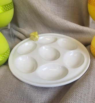 БЕЛАЯ ЯИЧНАЯ ТАРЕЛКА С ЖЕЛТЫМ КРОЛИКОМ