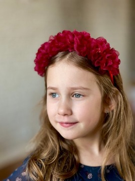 Венок на повязке в стиле бохо, украшенный красными весенними цветами.