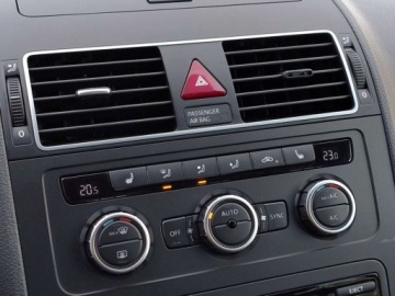 Volkswagen Touran II 1.4 TSI 140KM 2015 Volkswagen Touran Faktura VAT Banzyna Parkowanie 1.4 Benzyna 140KM, zdjęcie 18