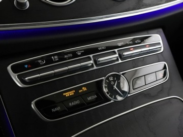 Mercedes Klasa E W213 2019 Mercedes E 200 mHEV 4x4 automat full LED, zdjęcie 28